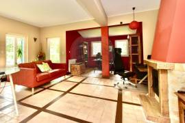 6+1 Bedroom villa with garden and pool, for rent in one of Estoril's
most privileged areas
Just minutes from the beaches, the Estoril Casino, the Estoril Tennis Club, and the Estoril Golf Course