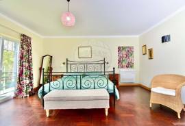 6+1 Bedroom villa with garden and pool, for rent in one of Estoril's
most privileged areas
Just minutes from the beaches, the Estoril Casino, the Estoril Tennis Club, and the Estoril Golf Course