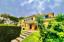 6+1 Bedroom villa with garden and pool, for rent in one of Estoril's
most privileged areas
Just minutes from the beaches, the Estoril Casino, the Estoril Tennis Club, and the Estoril Golf Course