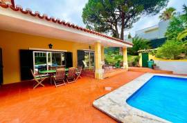 6+1 Bedroom villa with garden and pool, for rent in one of Estoril's
most privileged areas
Just minutes from the beaches, the Estoril Casino, the Estoril Tennis Club, and the Estoril Golf Course