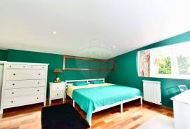 6+1 Bedroom villa with garden and pool, for rent in one of Estoril's
most privileged areas
Just minutes from the beaches, the Estoril Casino, the Estoril Tennis Club, and the Estoril Golf Course