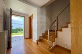 3+1 Bedroom Villa with Pool in a Private Condominium in Estoril
An excellent opportunity to acquire a 3+1 bedroom villa located in one of the most exclusive areas of Estoril, within the D