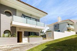 3+1 Bedroom Villa with Pool in a Private Condominium in Estoril
An excellent opportunity to acquire a 3+1 bedroom villa located in one of the most exclusive areas of Estoril, within the D