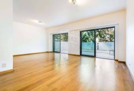 3+1 Bedroom Villa with Pool in a Private Condominium in Estoril
An excellent opportunity to acquire a 3+1 bedroom villa located in one of the most exclusive areas of Estoril, within the D
