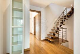 3+1 Bedroom Villa with Pool in a Private Condominium in Estoril
An excellent opportunity to acquire a 3+1 bedroom villa located in one of the most exclusive areas of Estoril, within the D