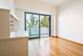 3+1 Bedroom Villa with Pool in a Private Condominium in Estoril
An excellent opportunity to acquire a 3+1 bedroom villa located in one of the most exclusive areas of Estoril, within the D