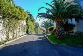 3+1 Bedroom Villa with Pool in a Private Condominium in Estoril
An excellent opportunity to acquire a 3+1 bedroom villa located in one of the most exclusive areas of Estoril, within the D