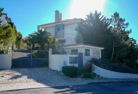 3+1 Bedroom Villa with Pool in a Private Condominium in Estoril
An excellent opportunity to acquire a 3+1 bedroom villa located in one of the most exclusive areas of Estoril, within the D