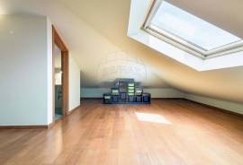 3+1 Bedroom Villa with Pool in a Private Condominium in Estoril
An excellent opportunity to acquire a 3+1 bedroom villa located in one of the most exclusive areas of Estoril, within the D