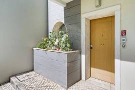 3+1 Bedroom Villa with Pool in a Private Condominium in Estoril
An excellent opportunity to acquire a 3+1 bedroom villa located in one of the most exclusive areas of Estoril, within the D
