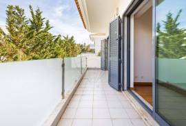 3+1 Bedroom Villa with Pool in a Private Condominium in Estoril
An excellent opportunity to acquire a 3+1 bedroom villa located in one of the most exclusive areas of Estoril, within the D