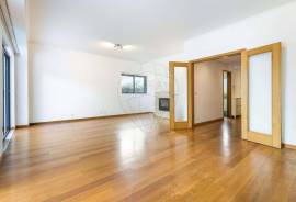 3+1 Bedroom Villa with Pool in a Private Condominium in Estoril
An excellent opportunity to acquire a 3+1 bedroom villa located in one of the most exclusive areas of Estoril, within the D