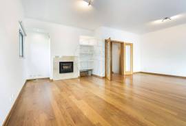 3+1 Bedroom Villa with Pool in a Private Condominium in Estoril
An excellent opportunity to acquire a 3+1 bedroom villa located in one of the most exclusive areas of Estoril, within the D
