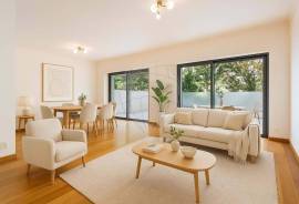 3+1 Bedroom Villa with Pool in a Private Condominium in Estoril
An excellent opportunity to acquire a 3+1 bedroom villa located in one of the most exclusive areas of Estoril, within the D