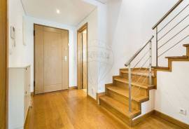 3+1 Bedroom Villa with Pool in a Private Condominium in Estoril
An excellent opportunity to acquire a 3+1 bedroom villa located in one of the most exclusive areas of Estoril, within the D