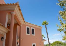 Charming T4 property with stunning ocean views – Santa Bárbara de Nexe