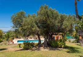 Charming T4 property with stunning ocean views – Santa Bárbara de Nexe