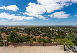 Charming T4 property with stunning ocean views – Santa Bárbara de Nexe