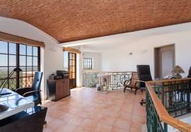 Charming T4 property with stunning ocean views – Santa Bárbara de Nexe