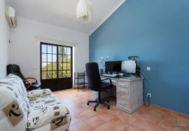 Charming T4 property with stunning ocean views – Santa Bárbara de Nexe