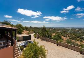 Charming T4 property with stunning ocean views – Santa Bárbara de Nexe