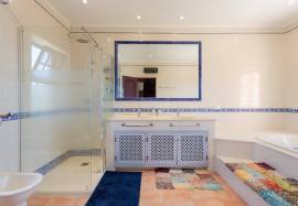 Charming T4 property with stunning ocean views – Santa Bárbara de Nexe