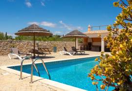 Charming T4 property with stunning ocean views – Santa Bárbara de Nexe