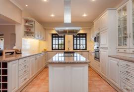 Charming T4 property with stunning ocean views – Santa Bárbara de Nexe