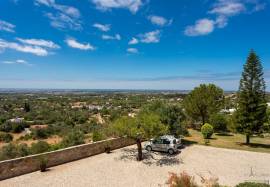 Charming T4 property with stunning ocean views – Santa Bárbara de Nexe
