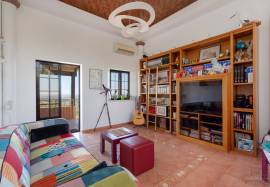 Charming T4 property with stunning ocean views – Santa Bárbara de Nexe