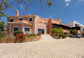 Charming T4 property with stunning ocean views – Santa Bárbara de Nexe