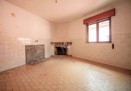 2 Houses to Remodel, Cavernães, Viseu