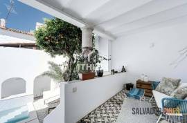 Exclusive Building in the Historic Center of Évora - 5 Apartments with Potential for Profitability and Quality of Life