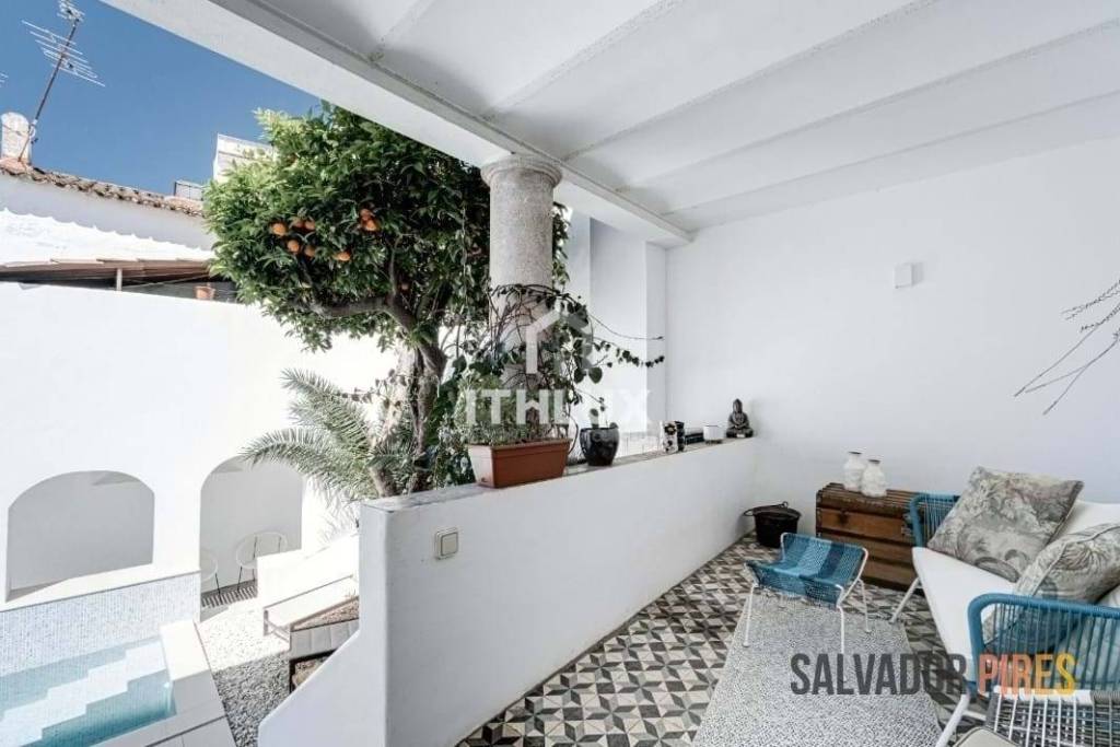 Exclusive Building in the Historic Center of Évora - 5 Apartments with Potential for Profitability and Quality of Life