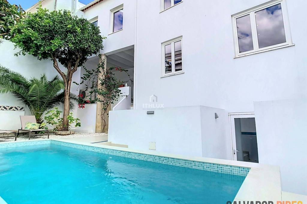 Exclusive Building in the Historic Center of Évora - 5 Apartments with Potential for Profitability and Quality of Life