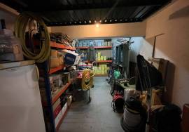 ATTENTION INVESTORS - Set of 8 independent garages