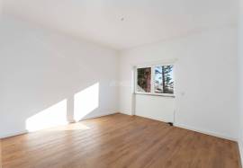 Fully refurbished 2 bedroom apartment with parking located in the center of Olhão