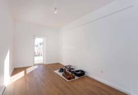 Fully refurbished 2 bedroom apartment with parking located in the center of Olhão