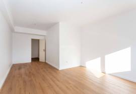 Fully refurbished 2 bedroom apartment with parking located in the center of Olhão