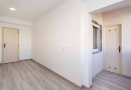 Fully refurbished 2 bedroom apartment with parking located in the center of Olhão