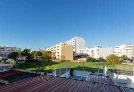 Fully refurbished 2 bedroom apartment with parking located in the center of Olhão