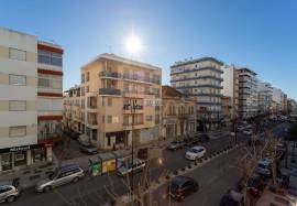 Fully refurbished 2 bedroom apartment with parking located in the center of Olhão