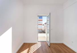 Fully refurbished 2 bedroom apartment with parking located in the center of Olhão