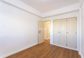 Fully refurbished 2 bedroom apartment with parking located in the center of Olhão