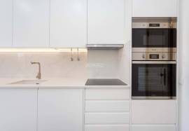 Fully refurbished 2 bedroom apartment with parking located in the center of Olhão