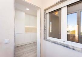 Fully refurbished 2 bedroom apartment with parking located in the center of Olhão