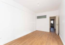 Fully refurbished 2 bedroom apartment with parking located in the center of Olhão