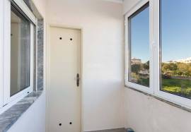 Fully refurbished 2 bedroom apartment with parking located in the center of Olhão