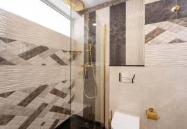 Fully refurbished 2 bedroom apartment with parking located in the center of Olhão