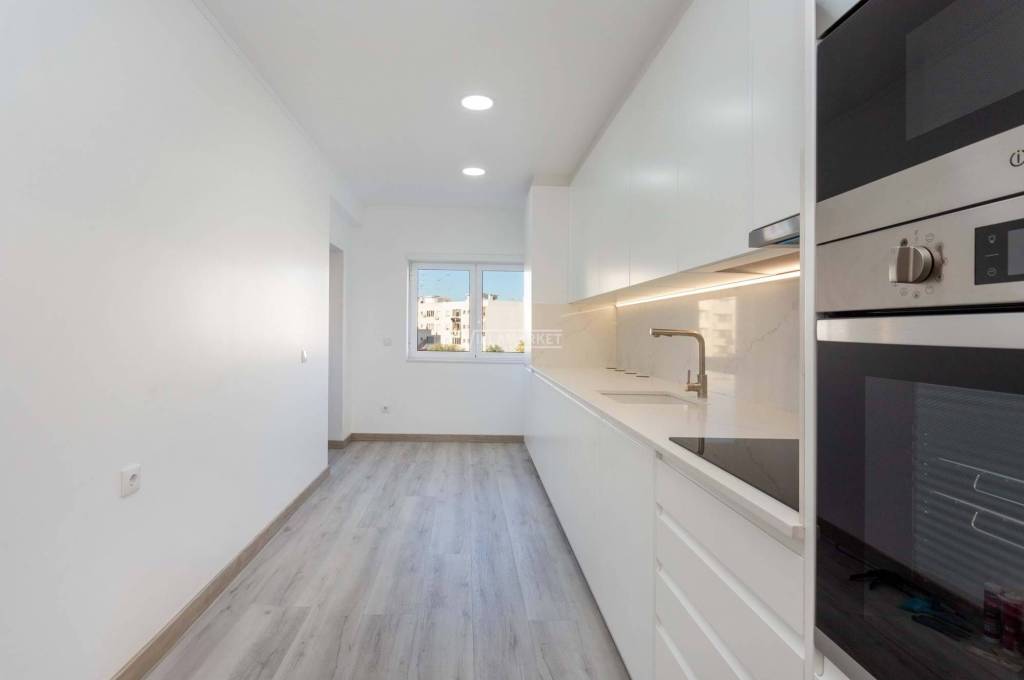 Fully refurbished 2 bedroom apartment with parking located in the center of Olhão